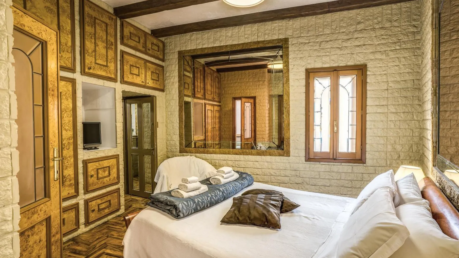 Fontana Di Trevi Charming Apartment Rome Italy